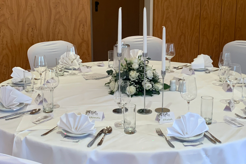 Rundtisch-f-r-sieben-Personen-im-Saal-von-Catering-Partyservice-Am-Silbersee-in-LeverkusenoBQlWRvC6hGJW