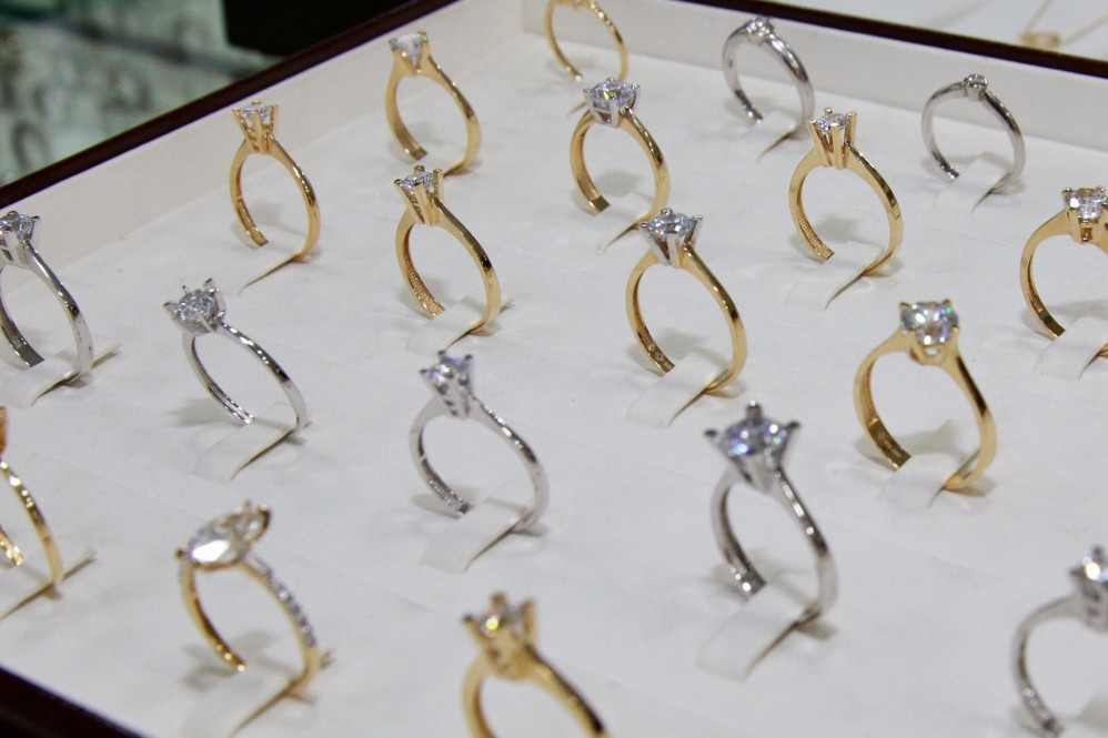 Ringe-Verlobungsringe-Eheringe-in-Gold-und-Silber-beim-Juwelier-in-Hilden