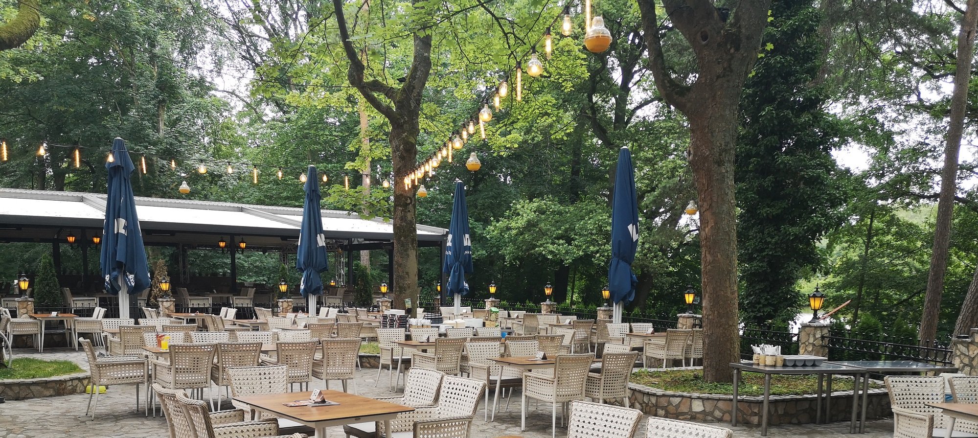 12-Apostel-Biergarten-berdachung-Hilden-Stadtpark