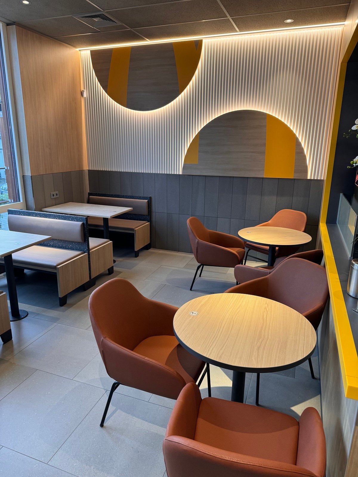 McDonalds-Haan-Fruehlingsfest-Innen-NEU