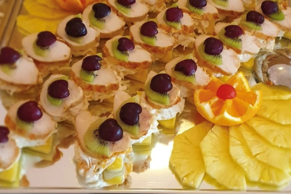 Kleine-Schnitten-mit-Schinken-Kiwi-und-Traube-f-r-jedes-Event-bei-Catering-Partyservice-Am-Silbersee-in-LeverkusenEUIm9gCBIk4pZ